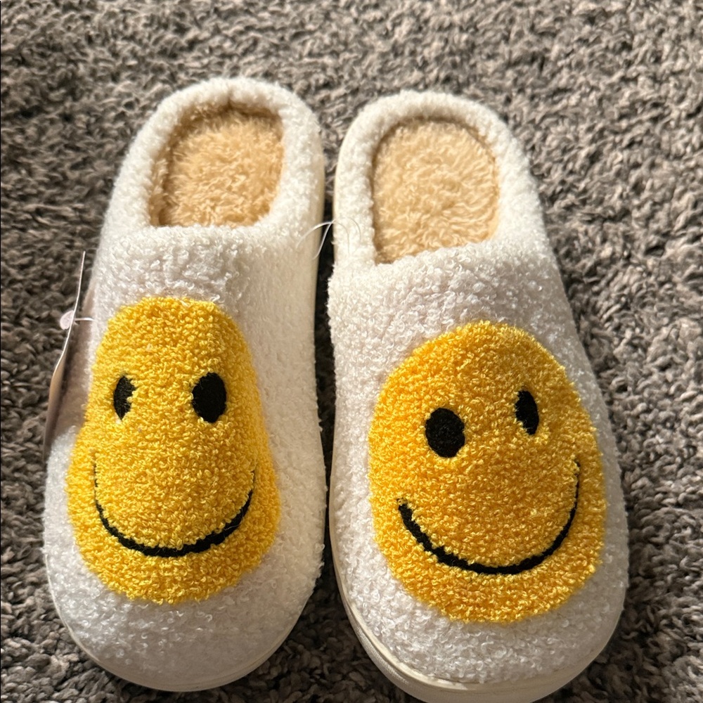 Cozy Womens SmileyFace Slippers - White and Yellow